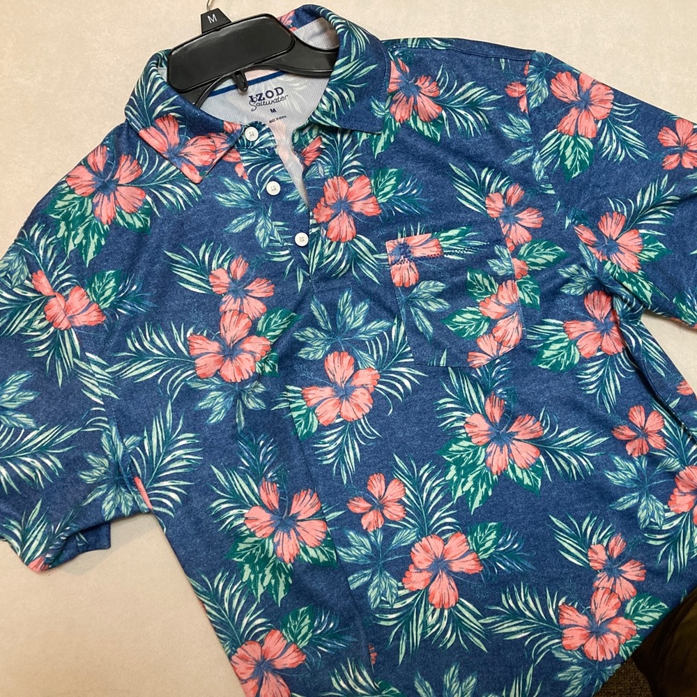 IZOD Saltwater three-button shirt, polyester, Size M